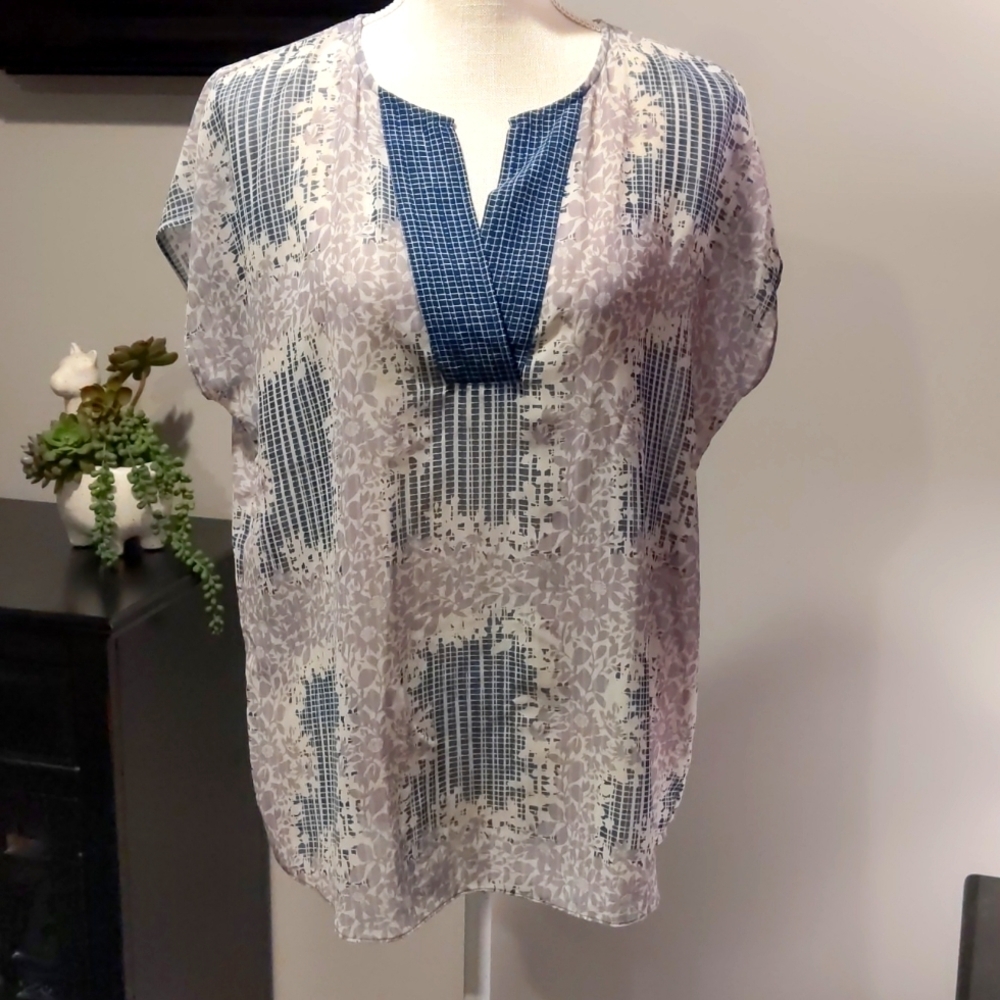 Cabi geometric/floral print top with V-neck size medium